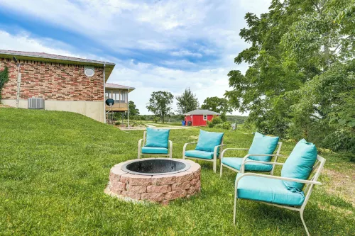 18 Mi to Table Rock Lake: Pet-Friendly Ozark Home! - Parking