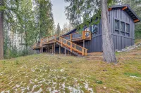 Bonners Ferry Cabin w/ Wraparound Deck & Views! - Parkering