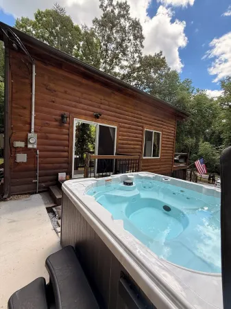 Cozy Lake Cabin. Near Douglas Lake in East TN! Sleeps 5! Hot Tub. Fireplace.