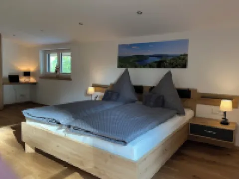 Quietly located modern vacation accommodation with a view of the Edersee National Park フェールのホテル