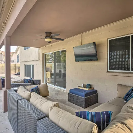 Pool, Hot Tub and Golf Course View Glendale Oasis!