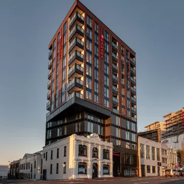 Ramada Suites by Wyndham, Victoria Street West Отели рядом с достопримечательностью «Радиобашня Скай-Тауэр»