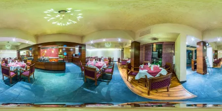 Hotel Hilltone Отели рядом с достопримечательностью «Пандав Бгаван Комплекс»