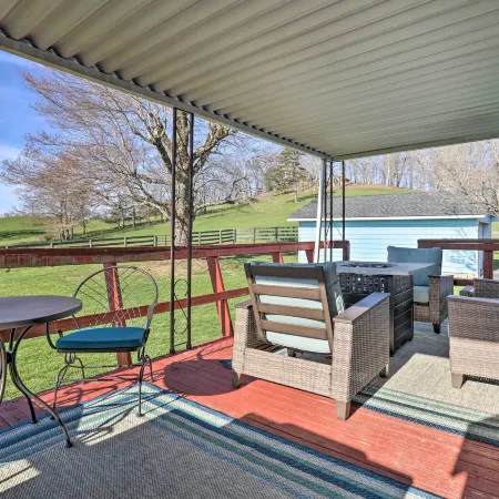 Charming East Bernstadt Retreat < 6 Acre Farm!