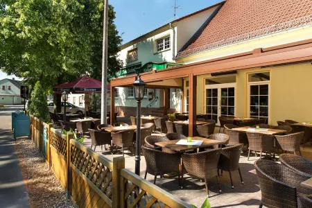 Hotel & Gasthaus Zum Eichenkranz Отели в г. Тельтов-Флеминг