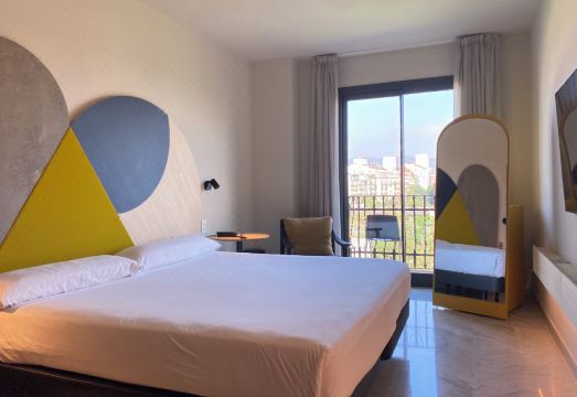 호텔 오닉스 피라의 야외 수영장 전경