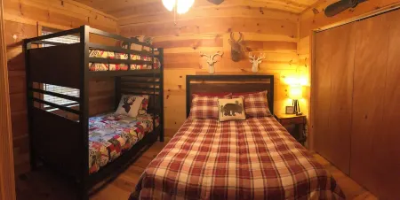 Paynes Place- A Charming 2-bedroom cabin close to Blanchard Caverns/ Mirror Lake Отели рядом с достопримечательностью «Holiday Mountain Resort»