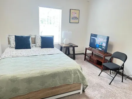 Entire cozy 2-bedroom Guest House in Atlanta Отели рядом с достопримечательностью «Azalea Park Boardwalk, Roswell»