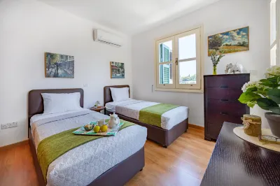 J1 Holiday House Adjacent to Aphrodite Hills Aphrodite's Beach附近的飯店