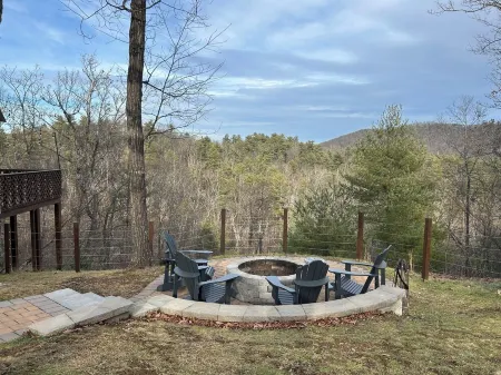 Maple Cottage - Cheery Ridgetop Home in Mt Jackson, 3 Acres and Mtn Views