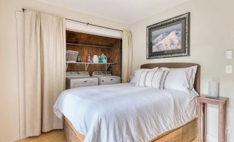 Riverfront Bend by Avantstay Private Dock, Large Yard w/ Views, Hot Tub