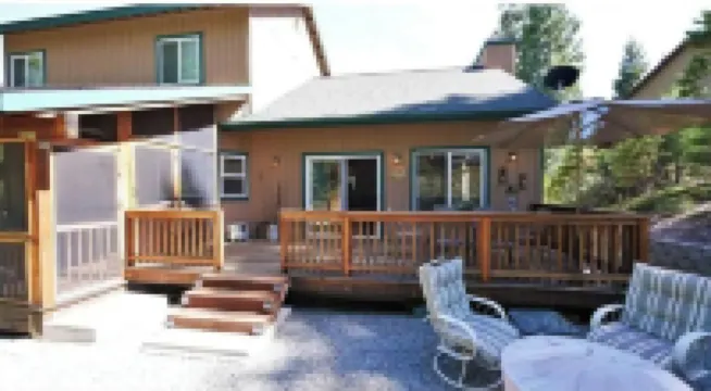 Spacious cabin with game room free WIFI & parking