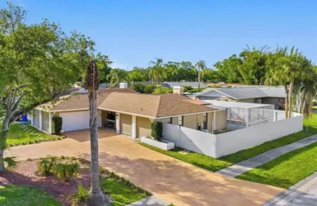 Tampa Home w BBQ patio pool /5 Beds /9 Guests