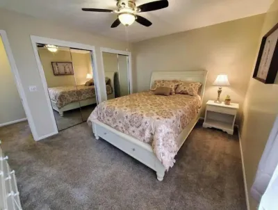 Quiet and comfortable West Omaha home + garage ❤
