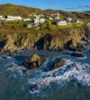 Coastal Ground-Floor Apartment with Sea Views – Dog Friendly