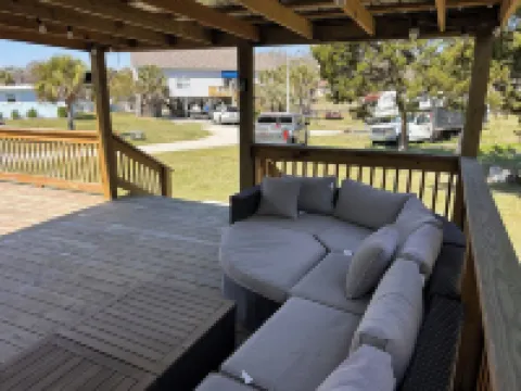 Charming 3-bedroom bungalow in Sneads Ferry with boat dock and gazebo access