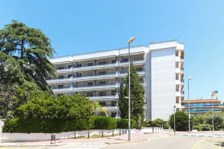 Suites del Mar Fenals Отели рядом с достопримечательностью «Hiper Garden Center Sa Bòvila»