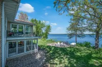 Beautiful Sunrise Views of Hall Lake! Hotels in Fairmont