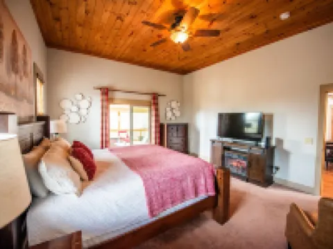 Huge Decks, Hot Tub, Fire Pit & Dog Friendly. Close to Boone and Banner Elk. Hotels in Seven Devils