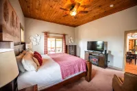 Huge Decks, Hot Tub, Fire Pit & Dog Friendly. Close to Boone and Banner Elk.