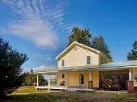 Spacious 5-bedroom house with AC, WiFi in charming Bemus Point Hotele w: Ellery