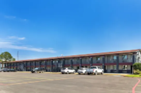 Econo Lodge Inn & Suites