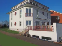 Four-window villa with private swimming pool, cinema, sauna for 14 people Hotels in Hohenkirchen