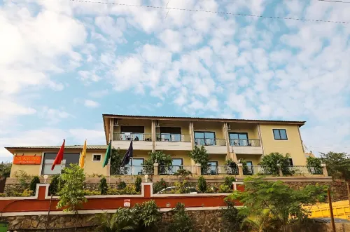 Maitri Retreat Hotels in Khingar