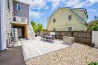 Oceanfront Home - Beach Access - Deck + Ping Pong Hotels in 