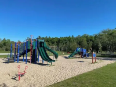 Cute Log Cabin! Boyne Mountain! Hot Tub! Walloon Lake! Waterpark!