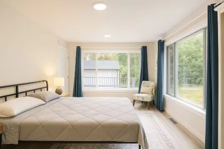 Charming 3BR with A/C & private Balcony with umbrella - Near UW & All Amenities!