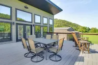 Waterfront Cabin on White River w/ Deck + Patio! - 4 estrellas