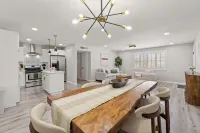 Stylish 3BR 2 Living Areas 10 Min to Airport
