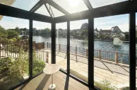 Thames Mansion - River View Hotels in Old Windsor