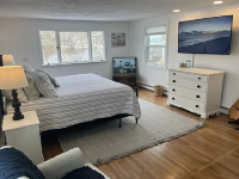 Sunset Point - Spacious 4-BR Long Pond House w/ private swimmable beach & AC