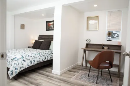 Bright and Cozy Basement Oasis in the Minnow Lake area Отели рядом с достопримечательностью «Колледж Кэмбриан»