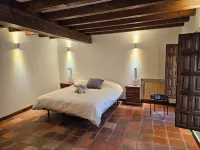 Second floor, old house, very spacious, bright, to rest for a few days. Hoteles en Pedraza