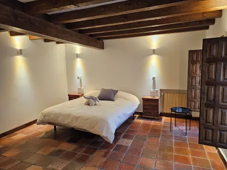 Second floor, old house, very spacious, bright, to rest for a few days. Отели в г. Pedraza