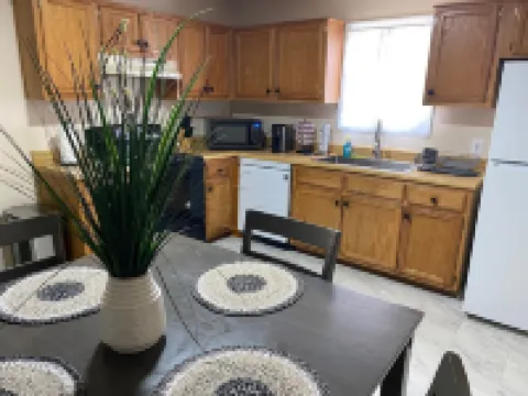 Charming Retreat — Your Home Away from Home 海伍德縣酒店