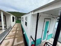 Little Palm • Tiny Houseboat on Norris Lake! فنادق في Claiborne County