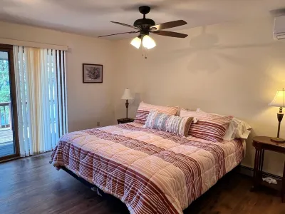 Lakefront home on Leavitt Bay, with private beach, dock, and an amazing view Danforth Bay Camping & RV Resort附近的飯店