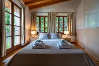 LUXURY VILLA LAKE VIEW WITH POOL AND GARDEN Các khách sạn gần Spiaggia del Corno