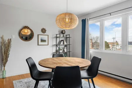 Downtown Apt w/ Free parking and AC