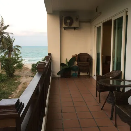 Beautiful 1-BD SeaView Condo - fully furnished with large bedroom & 2 bathrooms