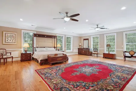 Elegant Georgian Mansion in Potomac Maryland, family house Отели в г. Потомак