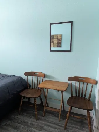 Budget Room for rent in my single house Отели в г. Эстеван