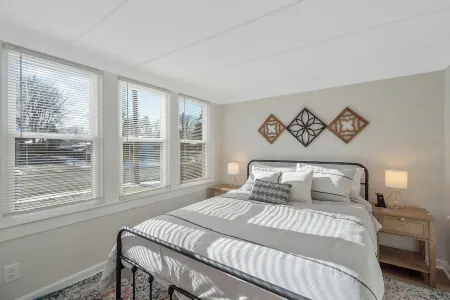 Charming 3-bedroom house in North Syracuse Отели в г. Клей