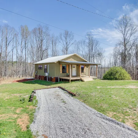 Cozy Mississippi Cabin w/ Covered Porch & Grill!