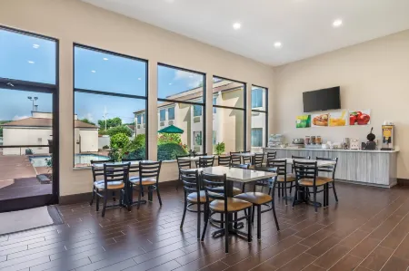 Quality Inn West of Asheville Отели рядом с достопримечательностью «Блу-Ридж-Паркуэй»