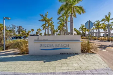 Sarasota 4-bedroom spacious with pool fast WiFi